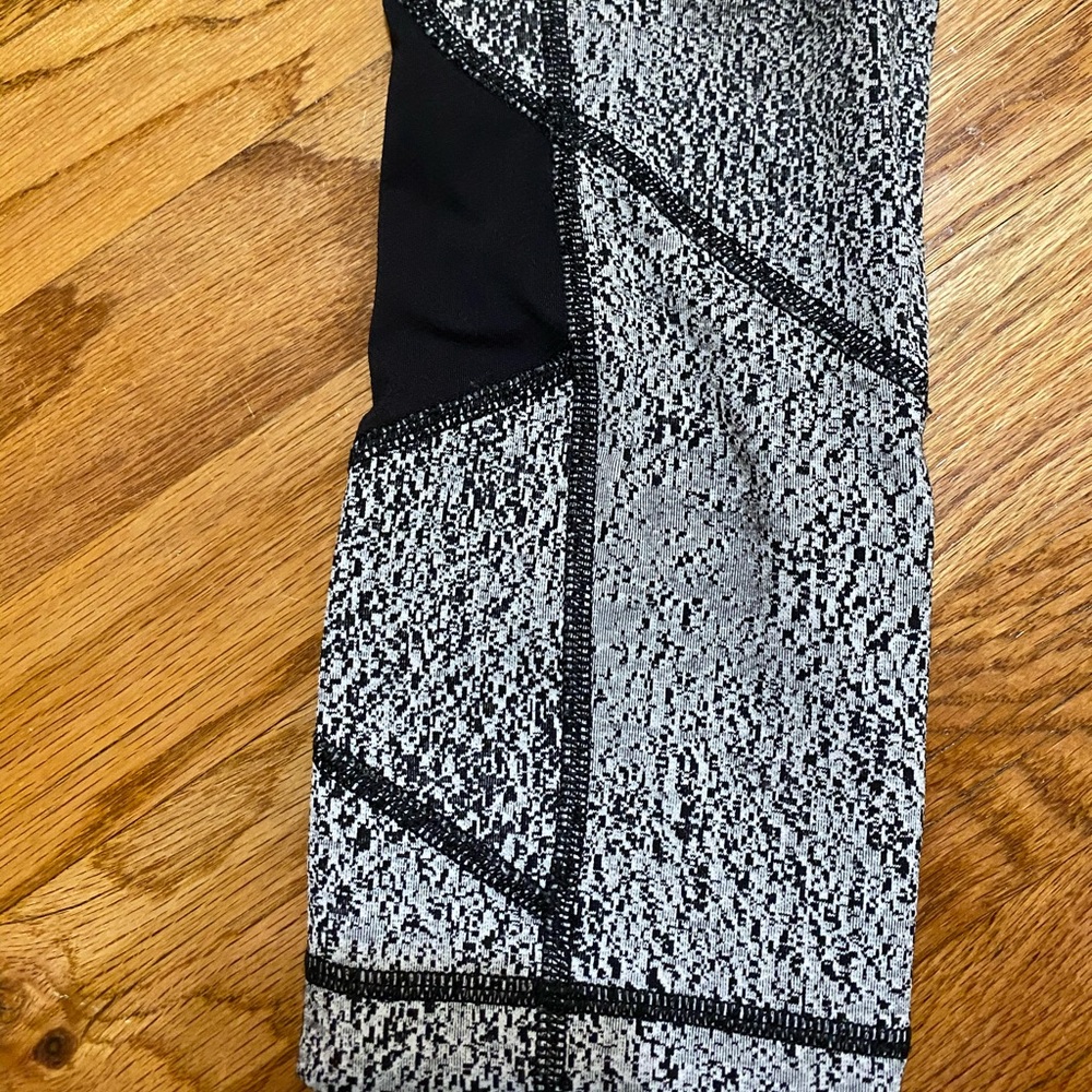 Lululemon High Rise Crop 23” - Picture 2 of 5